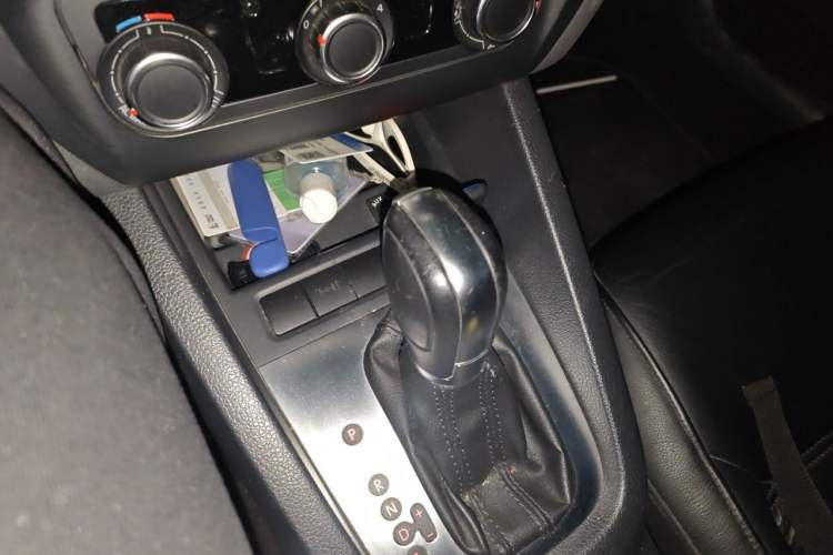 Used Volkswagen Sagitar 2012 1.6L Automatic Comfort Edition Gear Lever