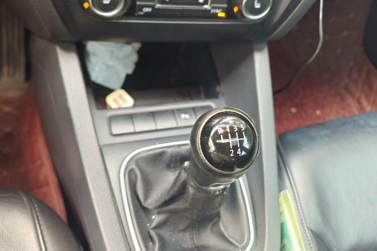 Used Volkswagen Sagitar 2012 1.4TSI Manual Luxury Model Gear Lever