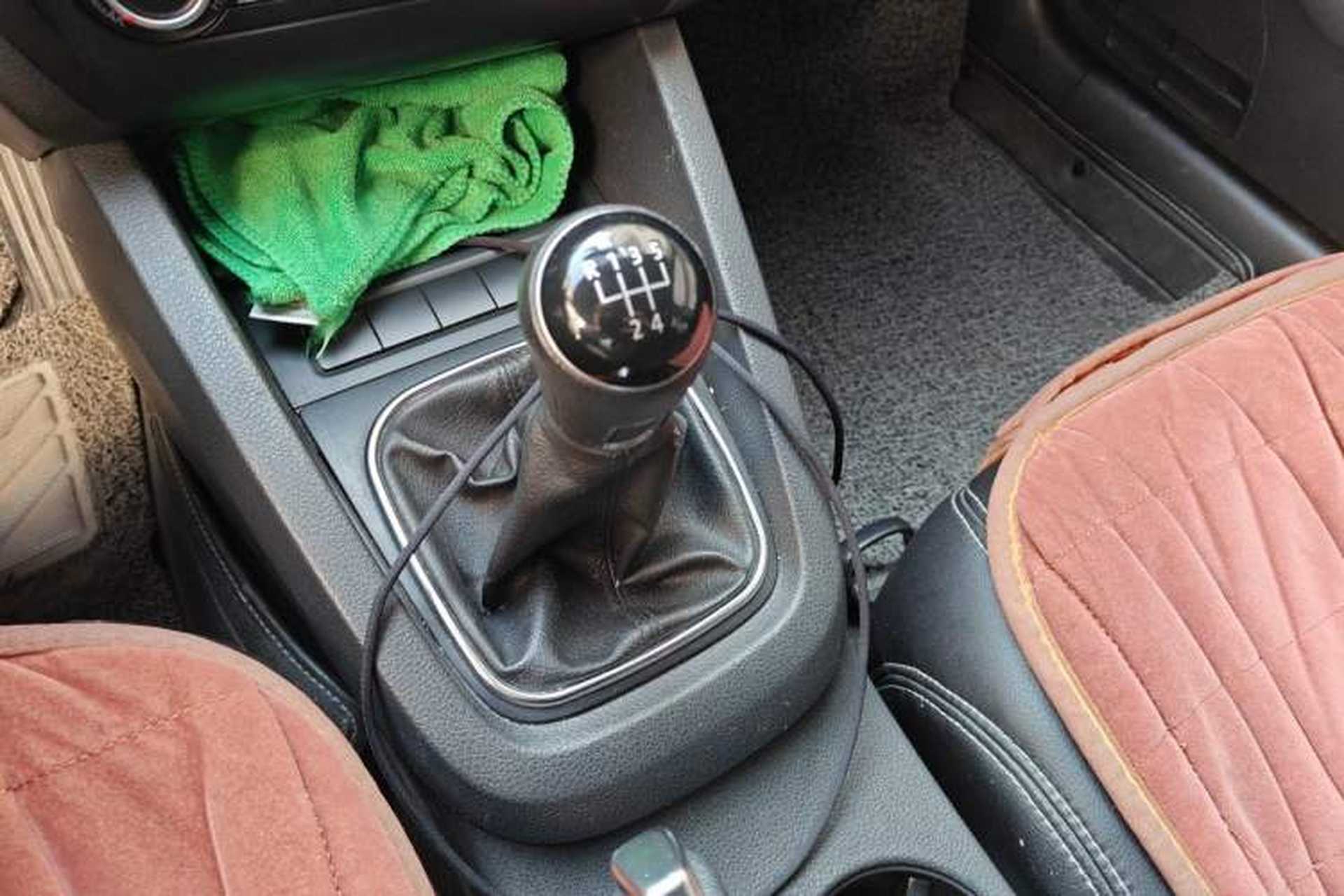 Used Volkswagen Sagitar 2012 1.6L Manual Fashion Edition Gear Lever