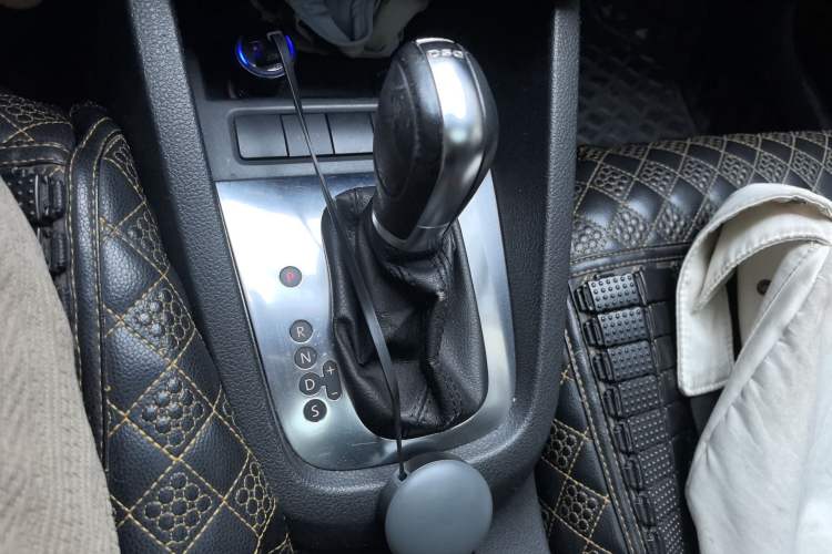 Used Volkswagen Sagitar 2012 1.4TSI Automatic Luxury Edition Gear Lever