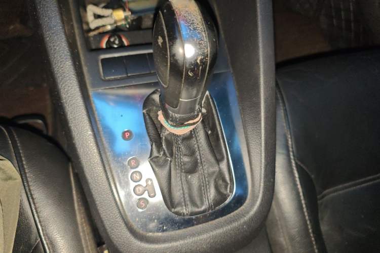 Used Volkswagen Sagitar 2012 1.6L Automatic Comfort Edition Gear Lever