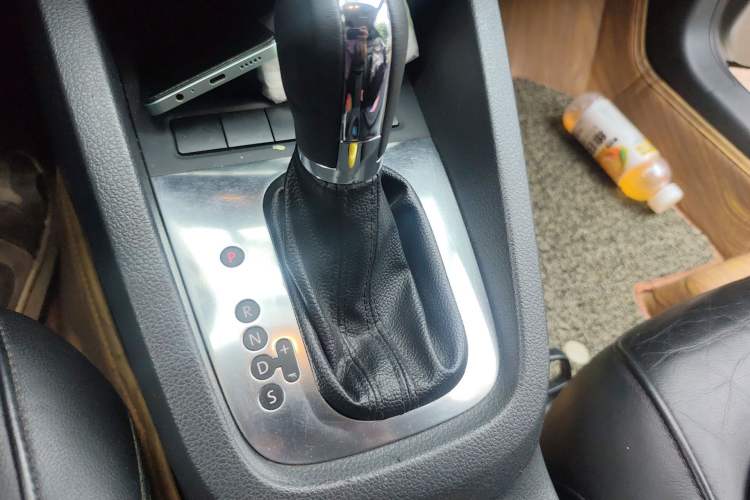 Used Volkswagen Sagitar 2012 1.4TSI Automatic Luxury Edition Gear Lever