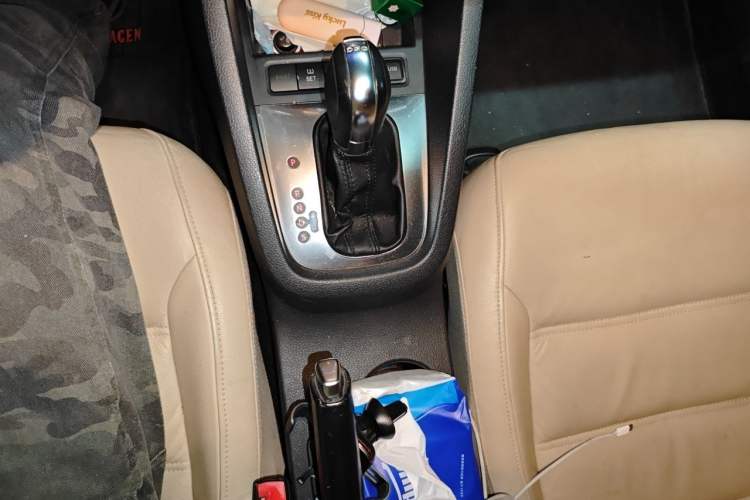Used Volkswagen Sagitar 2012 1.4TSI Automatic Luxury Edition Gear Lever