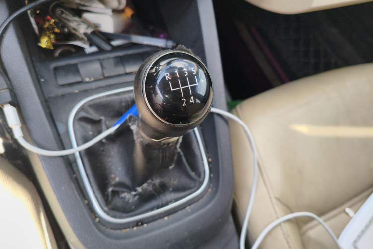 Used Volkswagen Sagitar 2012 1.6L Manual Comfort Model Gear Lever
