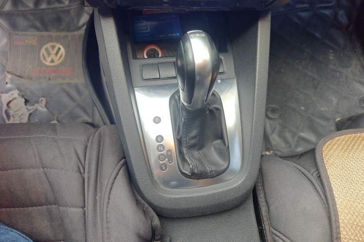 Used Volkswagen Sagitar 2012 1.4TSI Automatic Luxury Edition Gear Lever