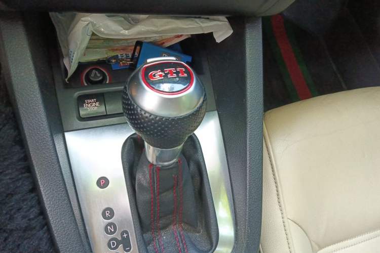 Used Volkswagen Sagitar 2012 1.4TSI Automatic Luxury Edition Gear Lever