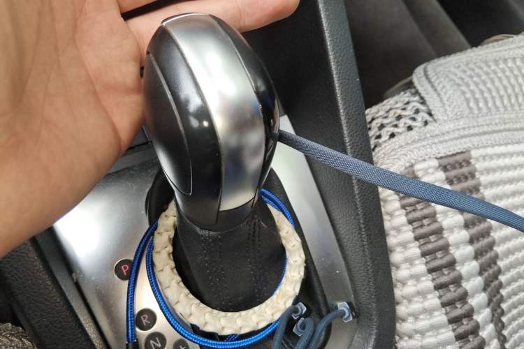 Used Volkswagen Sagitar 2012 1.6L Automatic Fashion Edition Gear Lever