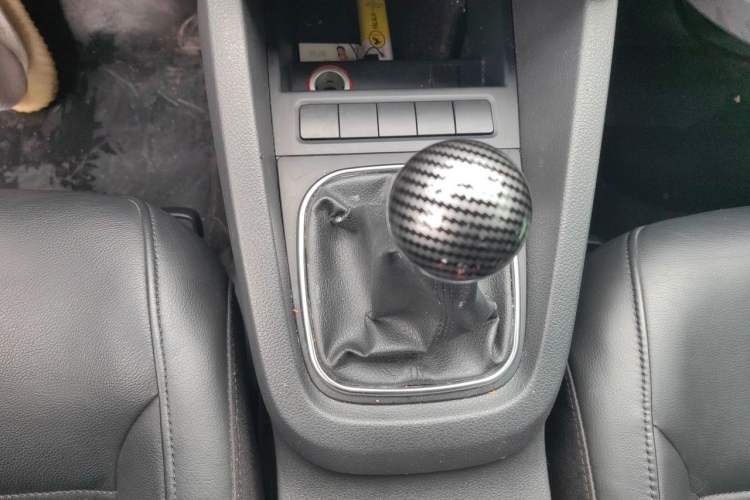Used Volkswagen Sagitar 2012 1.6L Manual Comfort Model Gear Lever