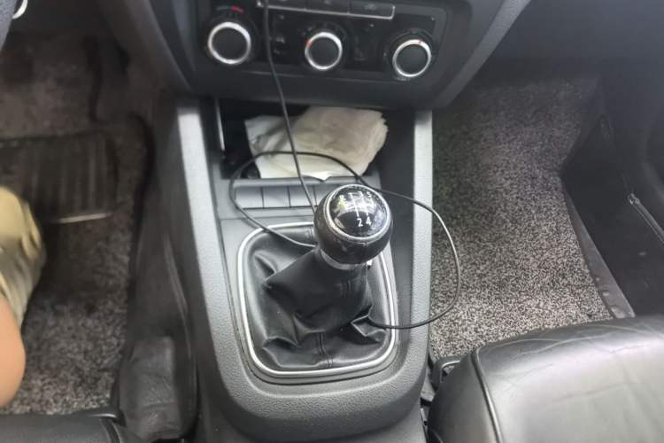 Used Volkswagen Sagitar 2012 1.6L Manual Comfort Model Gear Lever