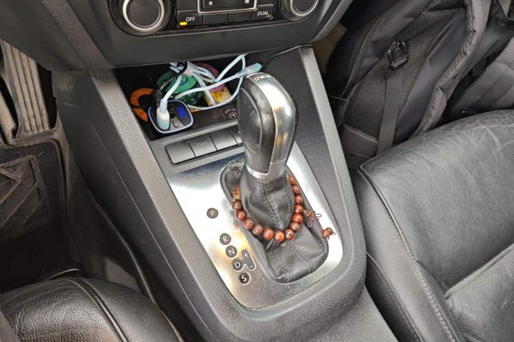 Used Volkswagen Sagitar 2012 1.4TSI Automatic Luxury Edition Gear Lever
