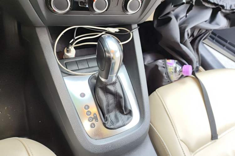 Used Volkswagen Sagitar 2012 1.6L Automatic Comfort Edition Gear Lever