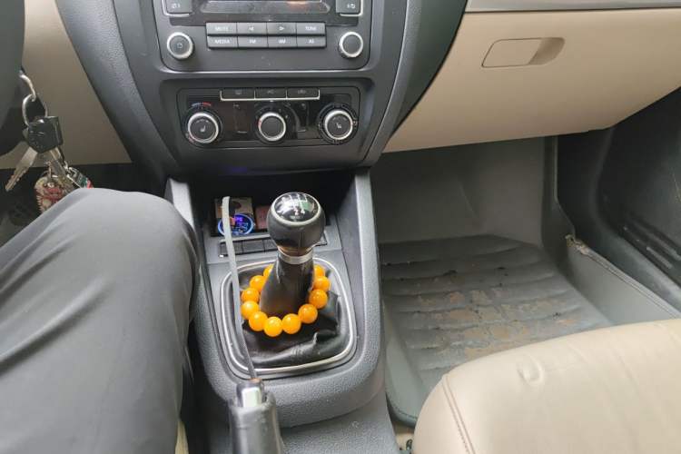 Used Volkswagen Sagitar 2012 1.6L Manual Comfort Model Gear Lever