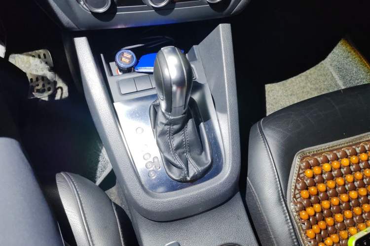 Used Volkswagen Sagitar 2012 1.6L Automatic Comfort Edition Gear Lever