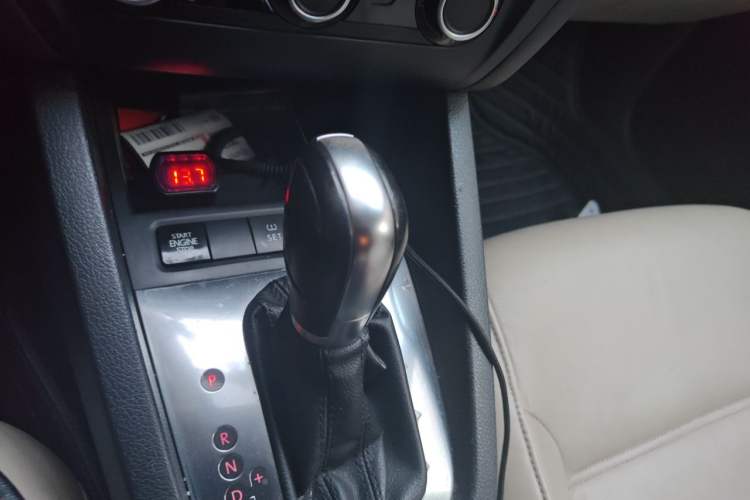 Used Volkswagen Sagitar 2012 1.6L Automatic Comfort Edition Gear Lever