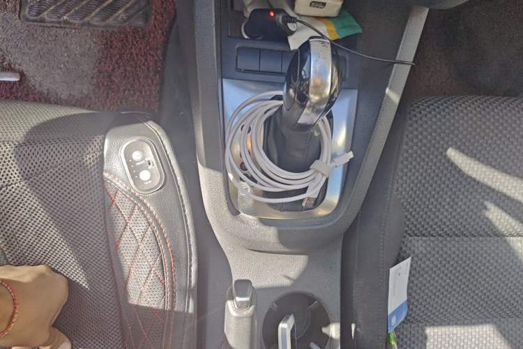 Used Volkswagen Sagitar 2012 1.6L Automatic Fashion Edition Gear Lever
