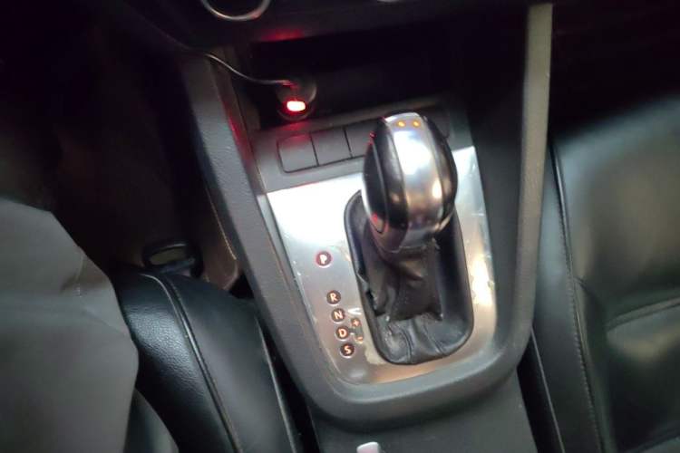 Used Volkswagen Sagitar 2012 1.6L Automatic Comfort Edition Gear Lever