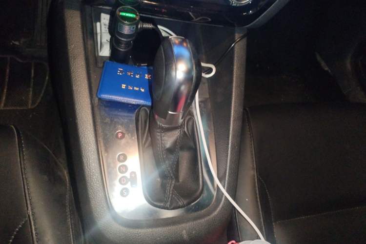 Used Volkswagen Sagitar 2012 1.6L Automatic Comfort Edition Gear Lever