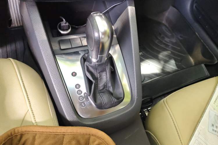 Used Volkswagen Sagitar 2012 1.4TSI Automatic Luxury Edition Gear Lever