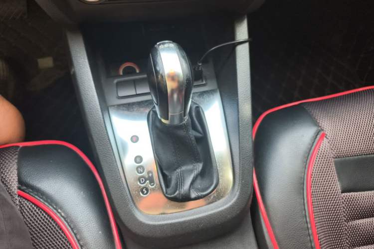 Used Volkswagen Sagitar 2012 1.4TSI Automatic Luxury Edition Gear Lever