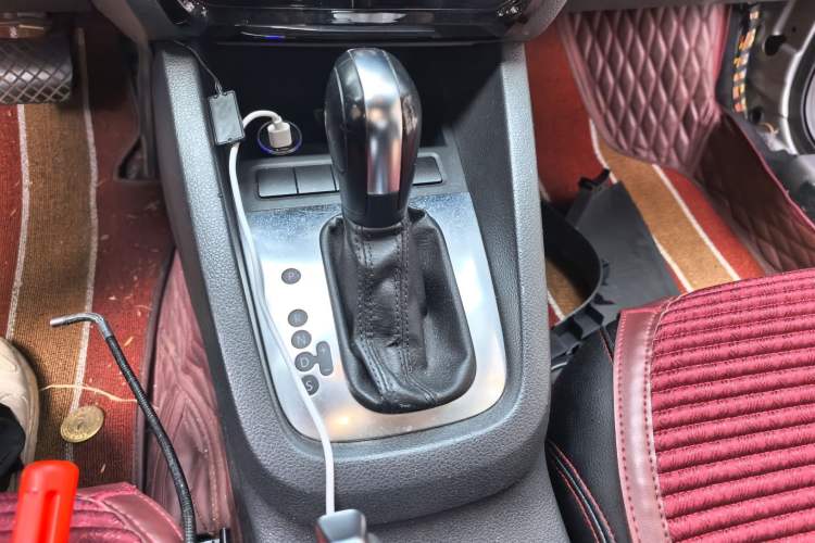 Used Volkswagen Sagitar 2012 1.6L Automatic Fashion Edition Gear Lever