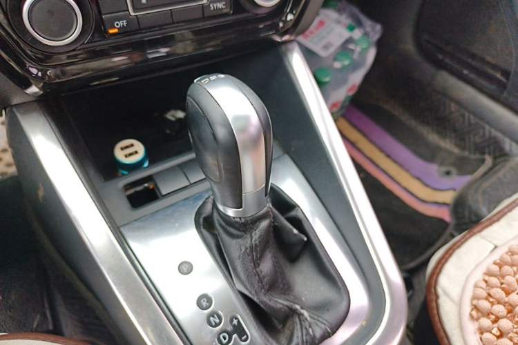 Used Volkswagen Sagitar 2012 1.4TSI Automatic Luxury Edition Gear Lever