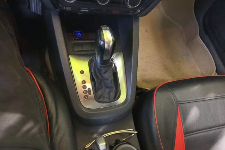 Used Volkswagen Sagitar 2012 1.4TSI Automatic Fashion Edition Gear Lever