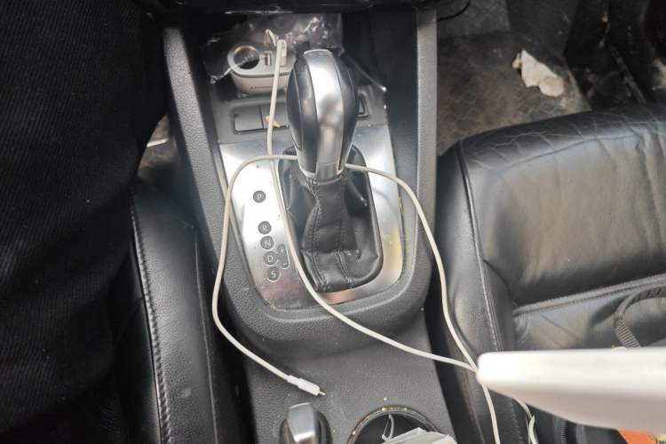 Used Volkswagen Sagitar 2012 1.6L Automatic Comfort Edition Gear Lever