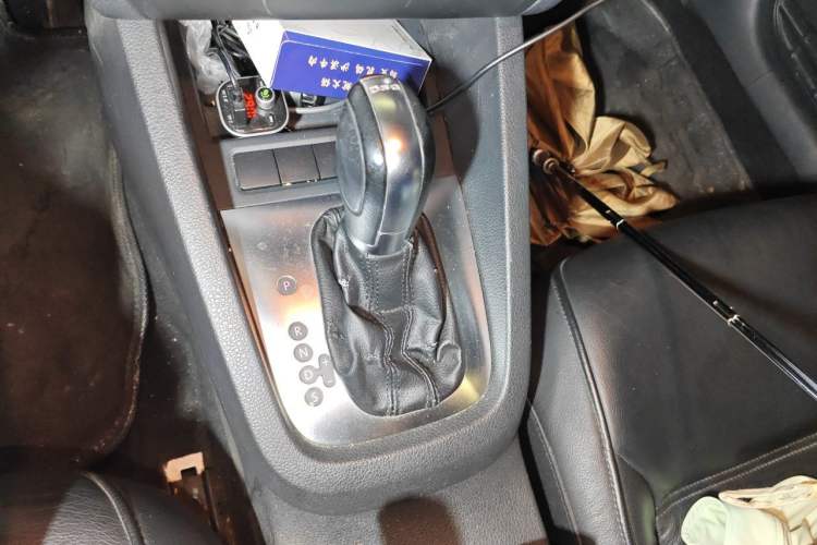 Used Volkswagen Sagitar 2012 1.4TSI Automatic Luxury Edition Gear Lever