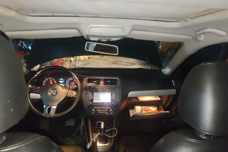 Used Volkswagen Sagitar 2012 1.4TSI Automatic Luxury Edition Headliner
