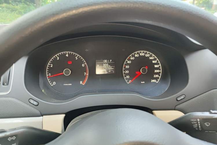 Used Volkswagen Sagitar 2012 1.6L Automatic Comfort Edition Instrument Cluster