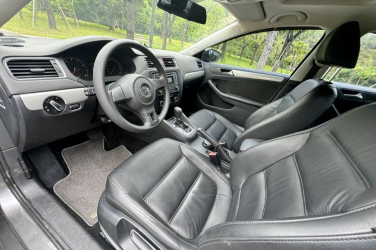 Used Volkswagen Sagitar 2012 1.6L Automatic Comfort Edition Interior 1