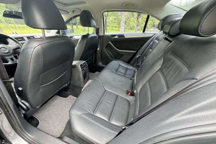 Used Volkswagen Sagitar 2012 1.6L Automatic Comfort Edition Interior 3