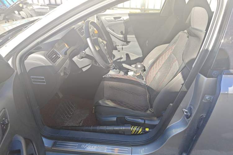 Used Volkswagen Sagitar 2012 1.6L Automatic Fashion Edition Left Front Seat