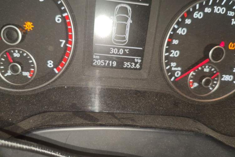 Used Volkswagen Sagitar 2012 1.4TSI Automatic Luxury Edition Odometer Close Up