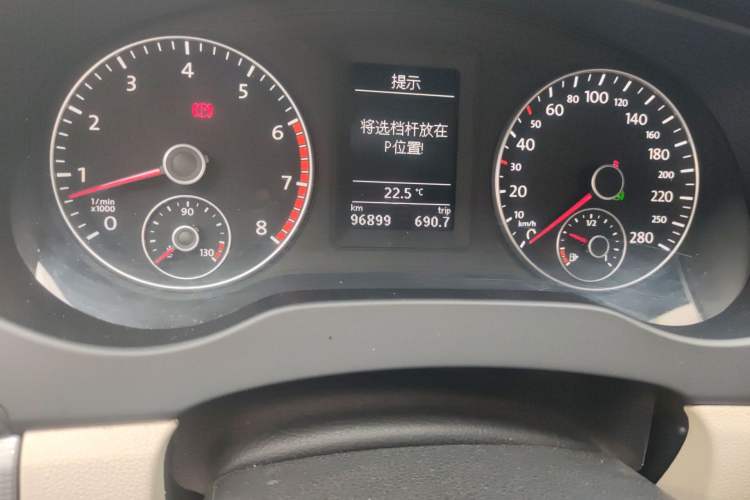 Used Volkswagen Sagitar 2012 1.4TSI Automatic Luxury Edition Odometer Close Up
