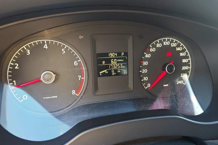 Used Volkswagen Sagitar 2012 1.6L Automatic Fashion Edition Odometer Close Up