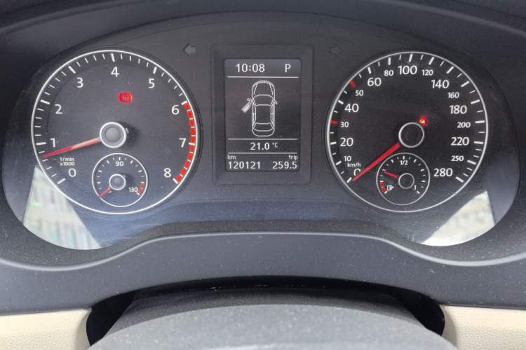 Used Volkswagen Sagitar 2012 1.4TSI Automatic Luxury Edition Odometer Close Up