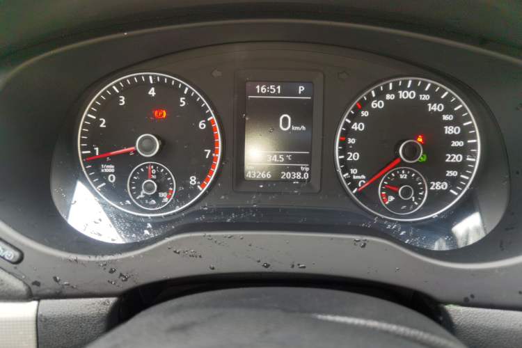 Used Volkswagen Sagitar 2012 1.4TSI Automatic Luxury Edition Odometer Close Up