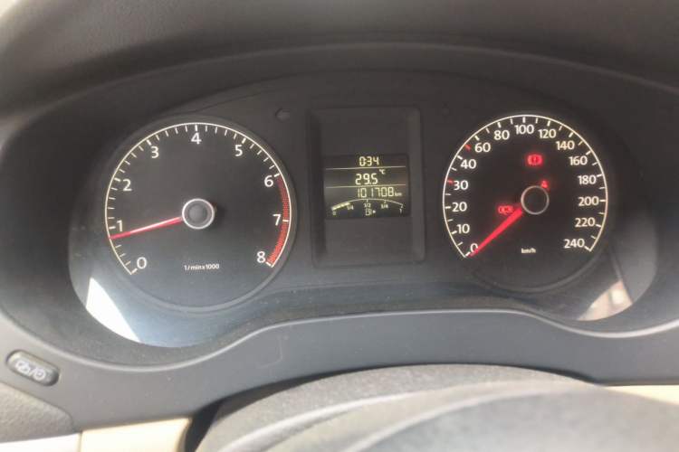 Used Volkswagen Sagitar 2012 1.6L Manual Comfort Model Odometer Close Up