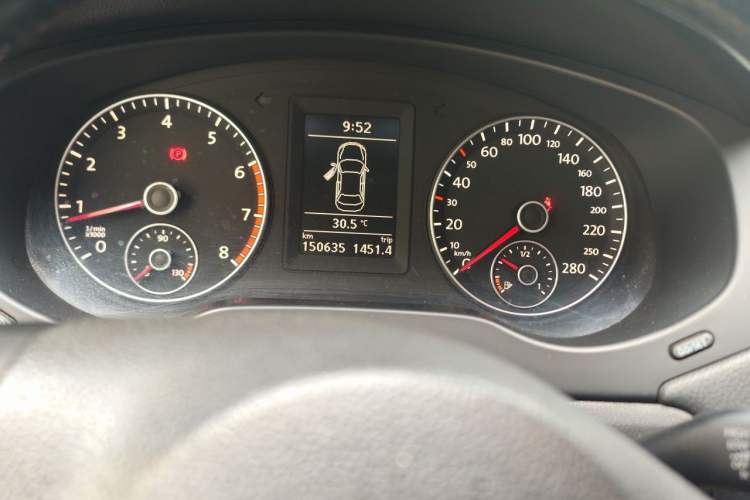 Used Volkswagen Sagitar 2012 1.4TSI Manual Luxury Model Odometer Close Up