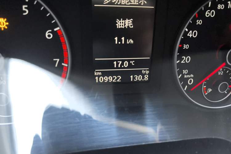 Used Volkswagen Sagitar 2012 1.4TSI Automatic Luxury Edition Odometer Close Up