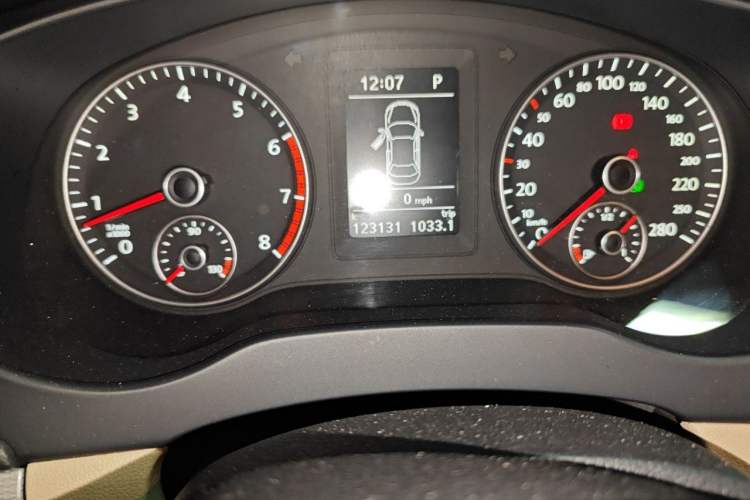 Used Volkswagen Sagitar 2012 1.4TSI Automatic Luxury Edition Odometer Close Up