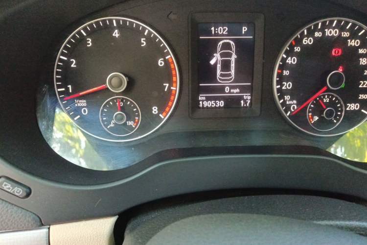 Used Volkswagen Sagitar 2012 1.4TSI Automatic Luxury Edition Odometer Close Up