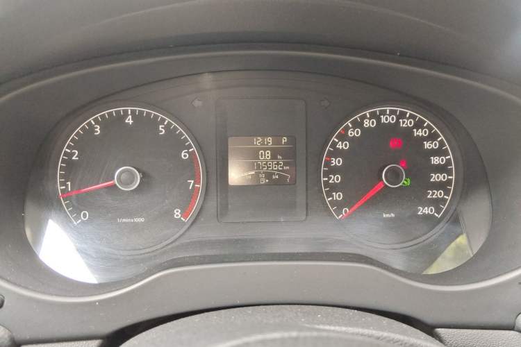 Used Volkswagen Sagitar 2012 1.6L Automatic Fashion Edition Odometer Close Up