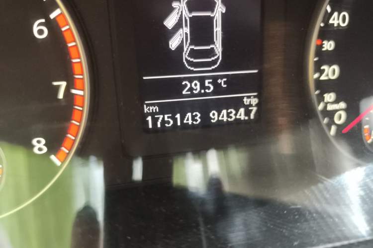 Used Volkswagen Sagitar 2012 1.4TSI Automatic Luxury Edition Odometer Close Up