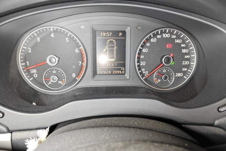 Used Volkswagen Sagitar 2012 1.4TSI Automatic Luxury Edition Odometer Close Up