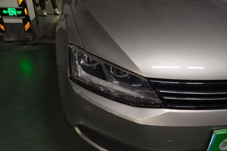 Used Volkswagen Sagitar 2012 1.6L Automatic Fashion Edition Right Front Headlight