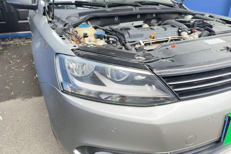 Used Volkswagen Sagitar 2012 1.4TSI Manual Luxury Model Right Front Headlight