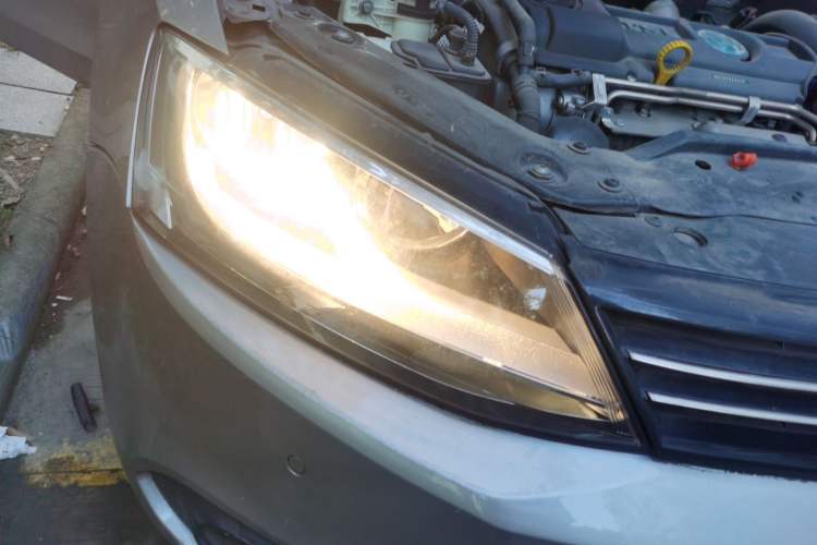 Used Volkswagen Sagitar 2012 1.4TSI Manual Luxury Model Right Front Headlight