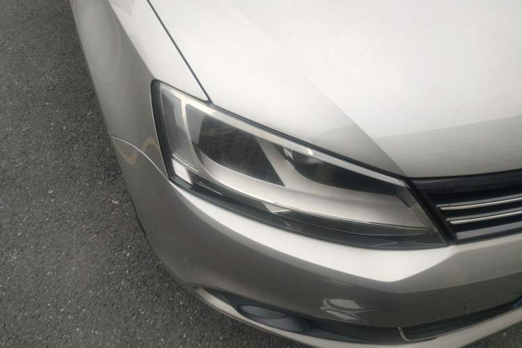 Used Volkswagen Sagitar 2012 1.6L Automatic Fashion Edition Right Front Headlight